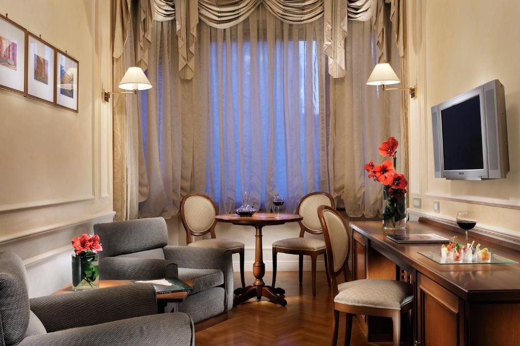 TV a/nebo společenská místnost v ubytování Royal Hotel Sanremo