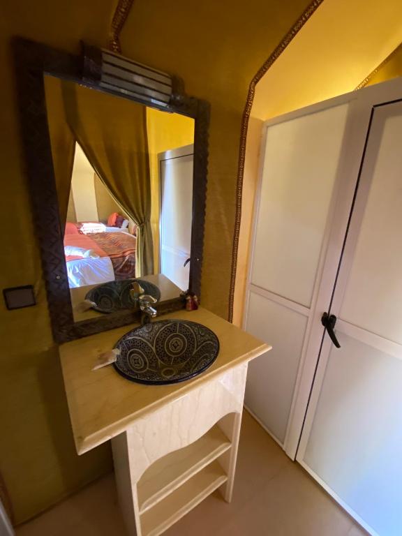 TV a/nebo společenská místnost v ubytování Merzouga Paradise Luxury Camp