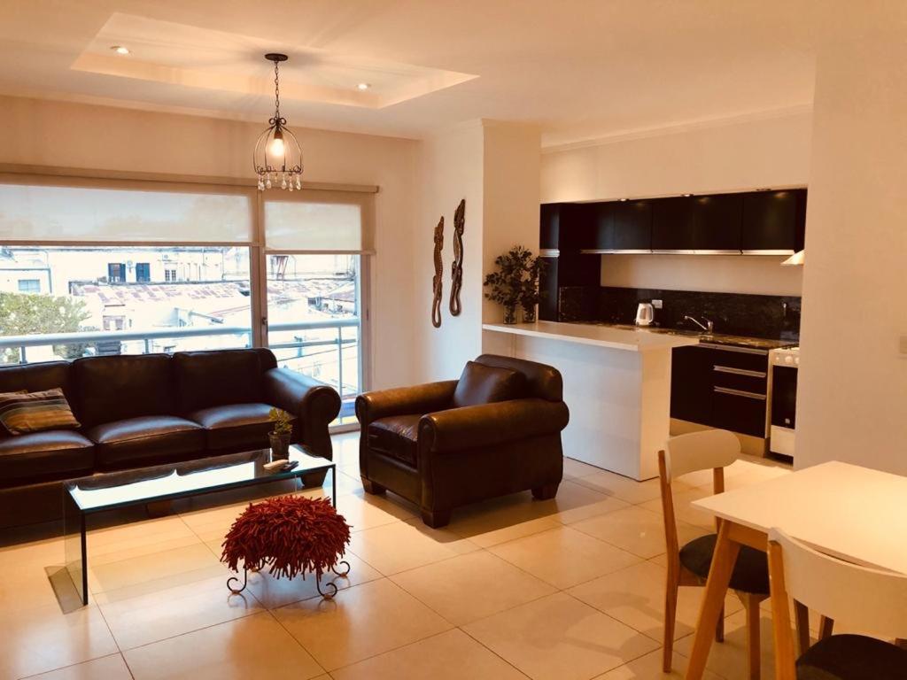 a living room with a couch and a table at Administración MAIPU 2E DEPTO PREMIUM in Tandil