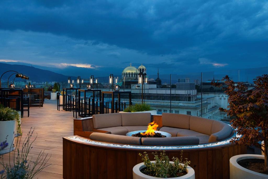 een patio met een vuurplaats op een dak bij Hyatt Regency Sofia in Sofia