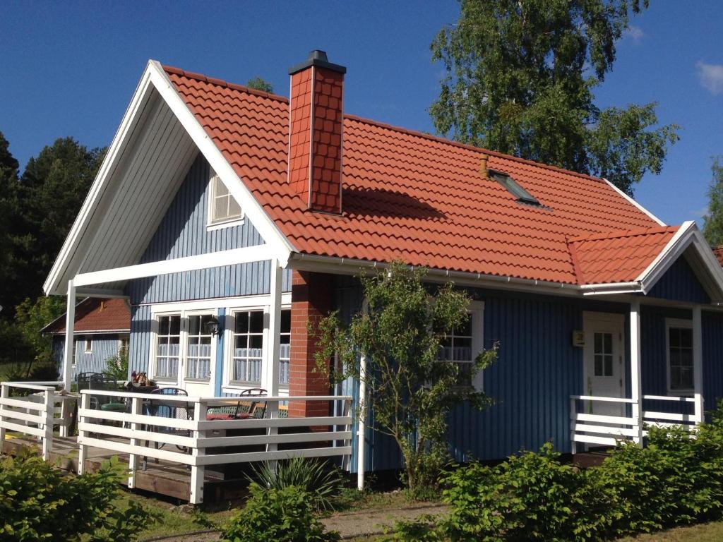 a small house with an orange roof at Villa-Bunterkunt-am-Useriner-See in Userin