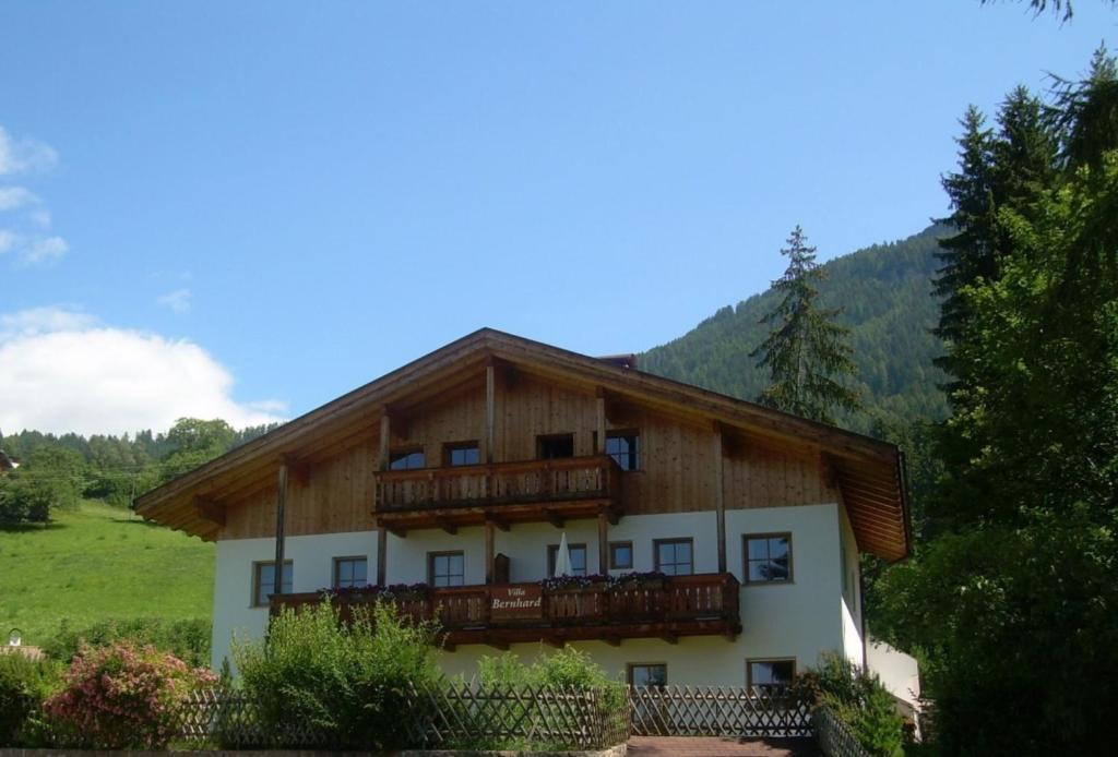 dom z balkonami po jego stronie w obiekcie Villa Bernhard w mieście Siusi