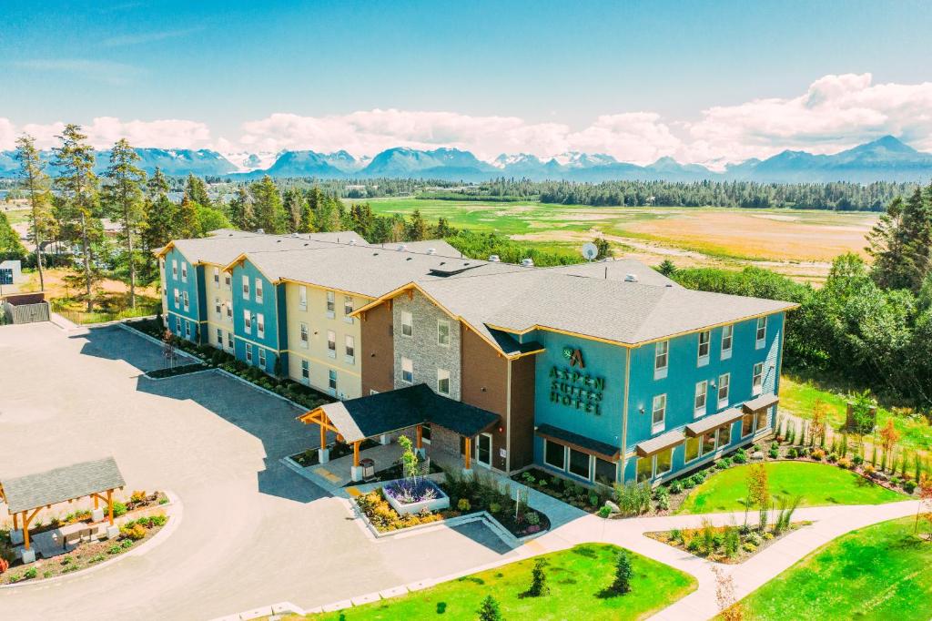 荷馬的住宿－Aspen Suites Hotel Homer，享有建筑的空中景观,以群山为背景