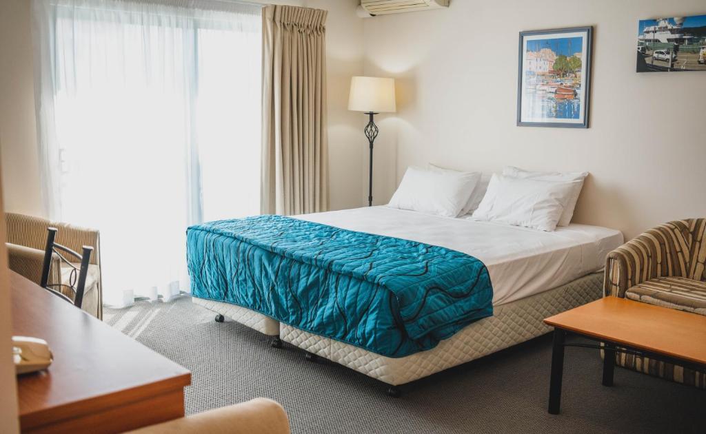 Postel nebo postele na pokoji v ubytování Heritage Cairns Hotel