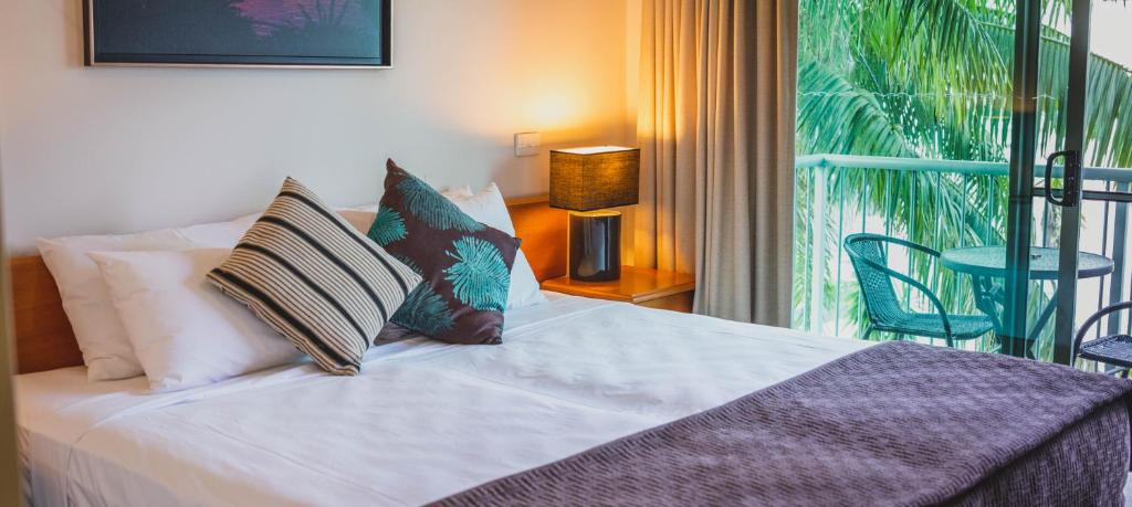 Postel nebo postele na pokoji v ubytování Heritage Cairns Hotel