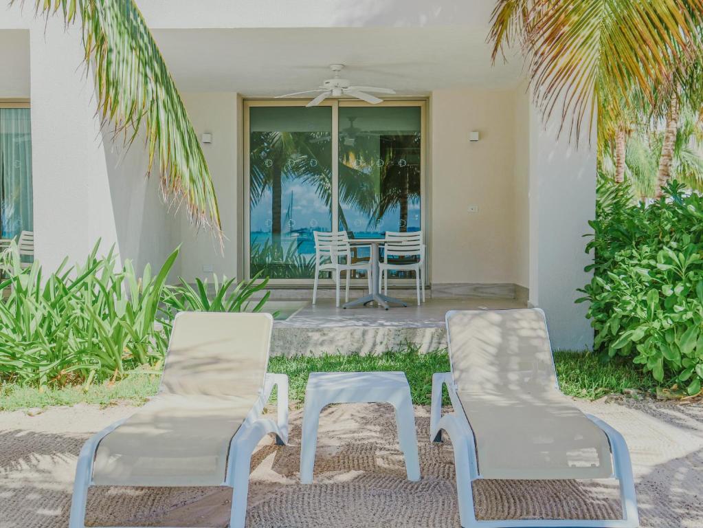 Uma varanda ou outra área externa em Izla Beach Front Hotel