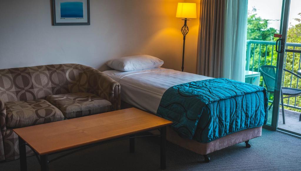 Postel nebo postele na pokoji v ubytování Heritage Cairns Hotel