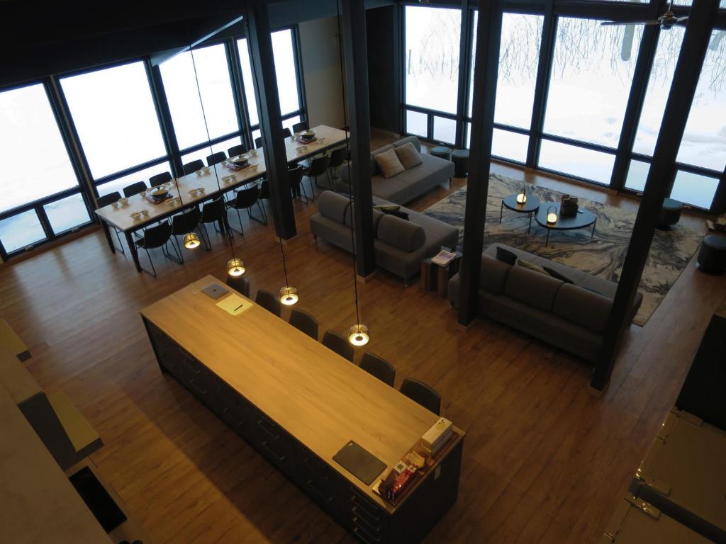 uma vista superior de um restaurante com mesas e cadeiras em Hakobune Niseko - Chalets & Apartments em Niseko