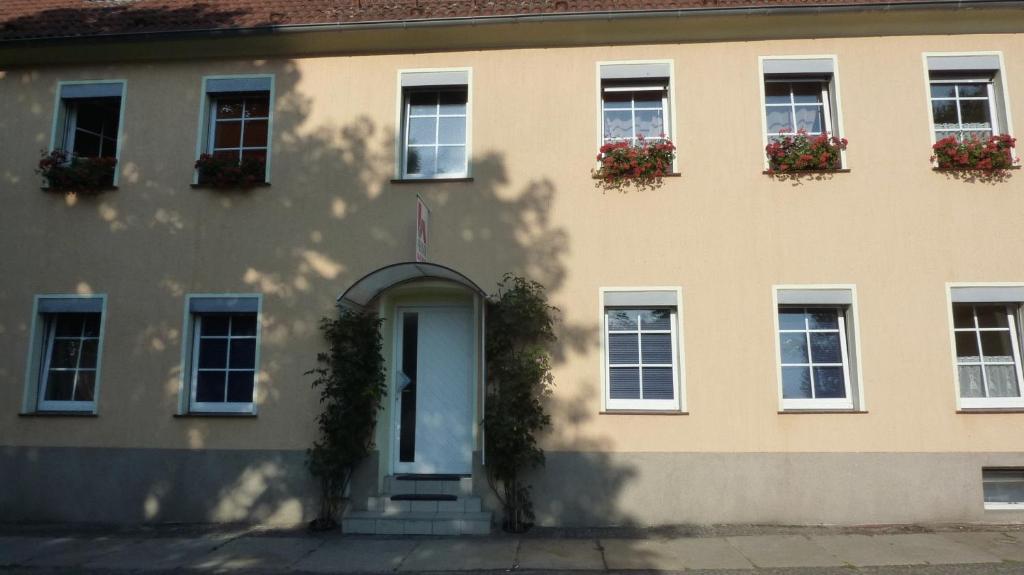 um edifício com caixas de flores e uma porta em Pension Hartmann em Görlitz