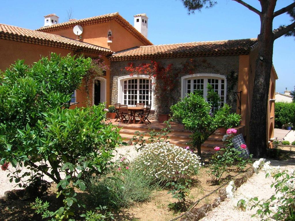 サントロペにあるModern holiday home with private gardenのポーチ付きの家