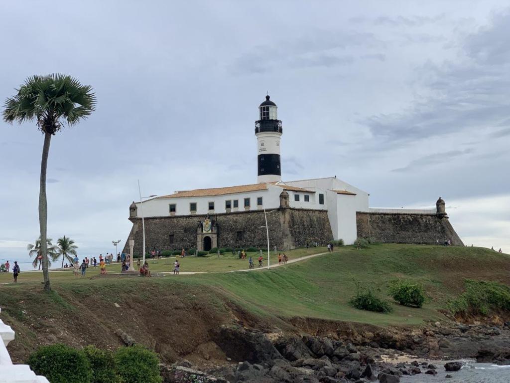  Apartamento localizado no porto da barra próximo ao mar