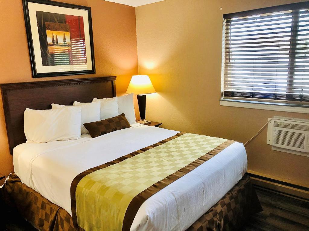 Postel nebo postele na pokoji v ubytování Ramada by Wyndham Spokane Valley