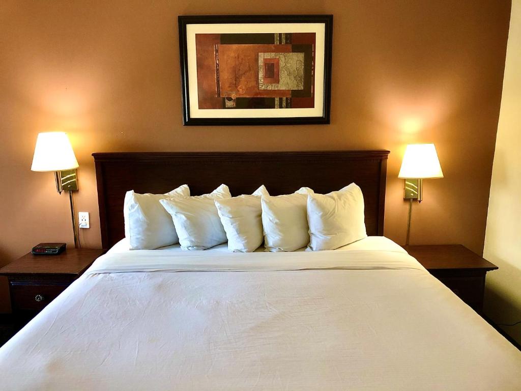 Postel nebo postele na pokoji v ubytování Ramada by Wyndham Spokane Valley