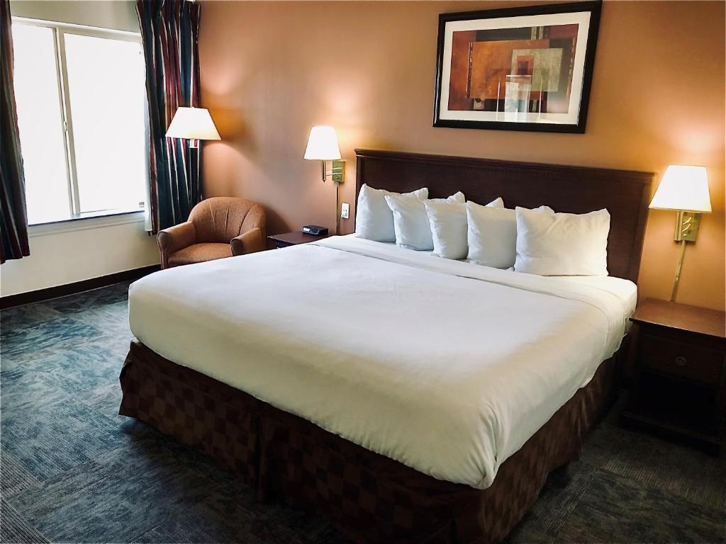 Postel nebo postele na pokoji v ubytování Ramada by Wyndham Spokane Valley