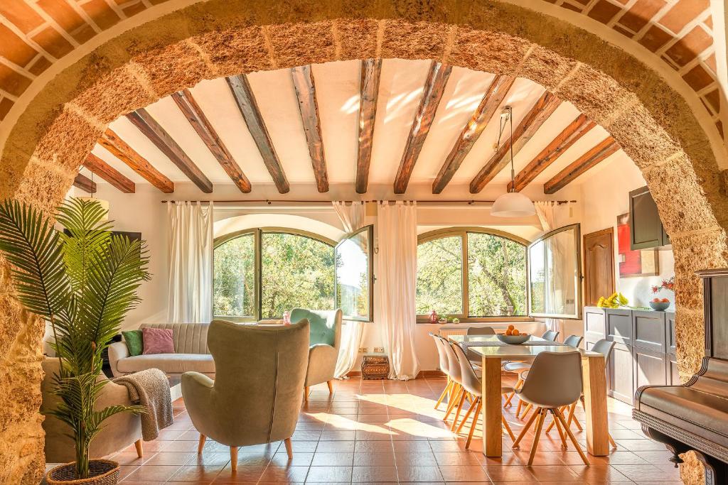 a living room with an arched ceiling at Ca La Conxita in Las Escaulas