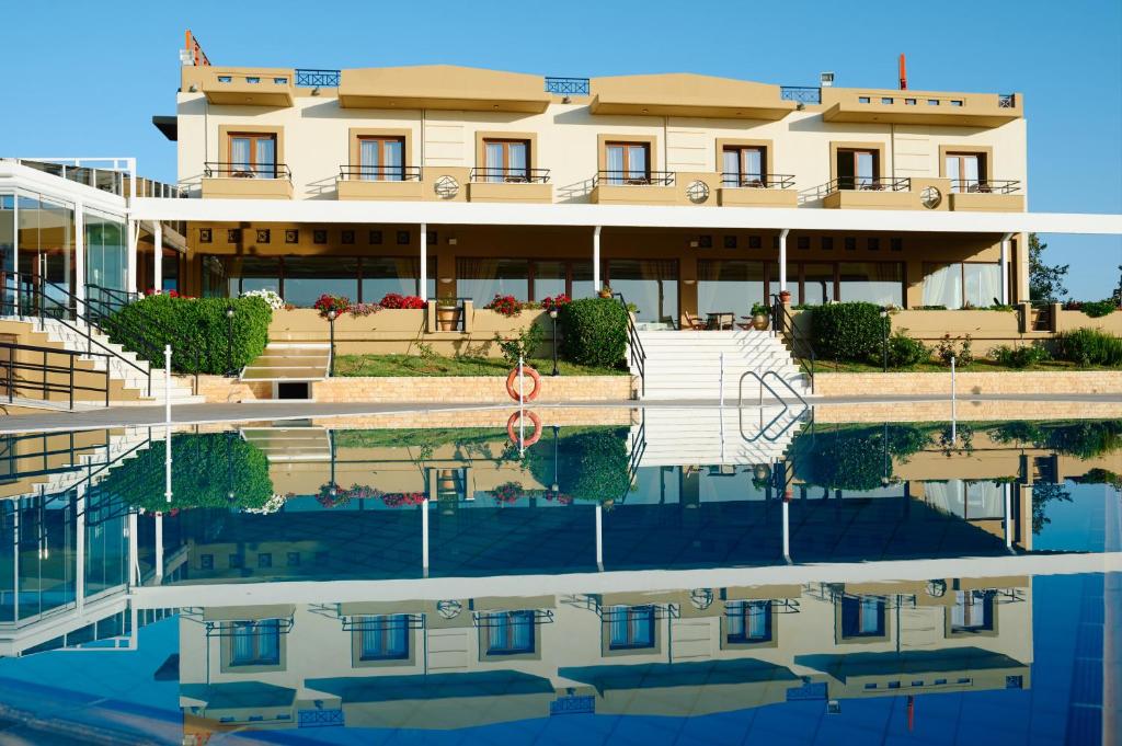 un hotel con su reflejo en el agua en Nefeli Hotel, en Alexandroupoli