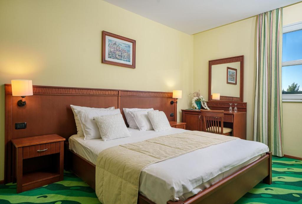 Postel nebo postele na pokoji v ubytování Hotel Vrata Krke