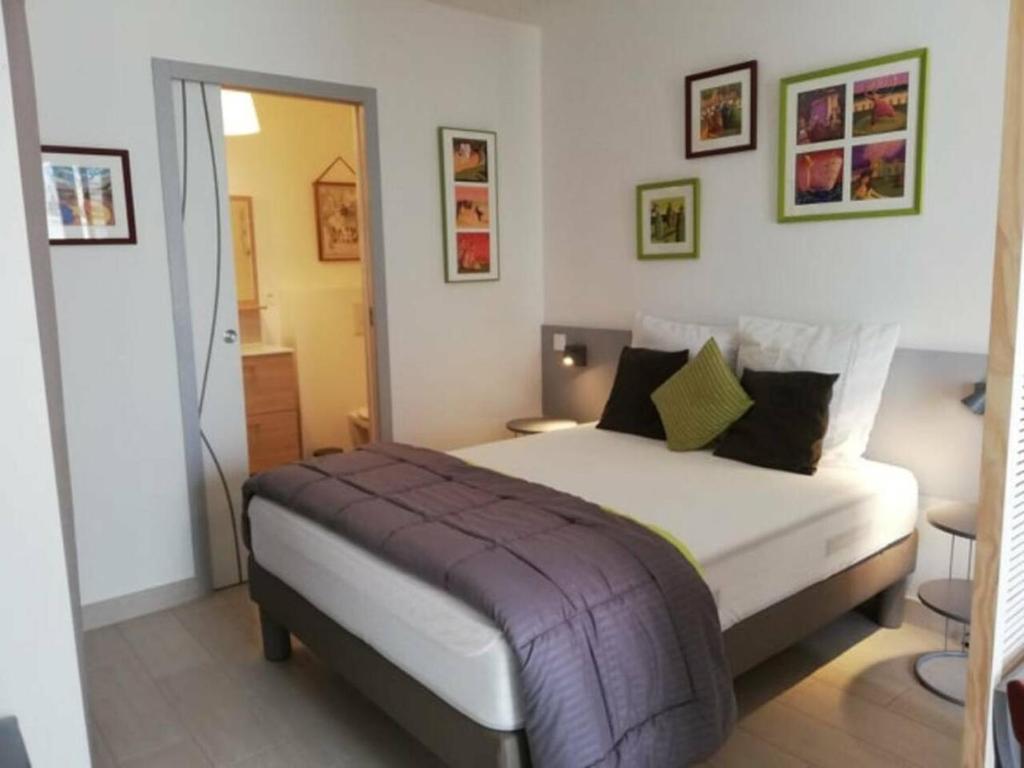 - une chambre avec un grand lit dans l'établissement 33 Ter Bon pied à terre, à La Rochelle