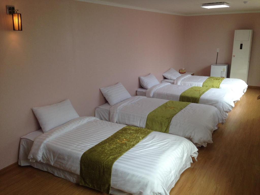 Postel nebo postele na pokoji v ubytování Jeju R Hotel & Guesthouse