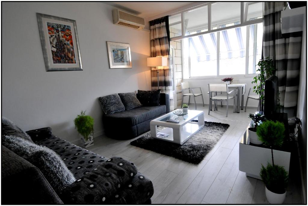 sala de estar con sofá y mesa en Apartment Karmen, en Dubrovnik