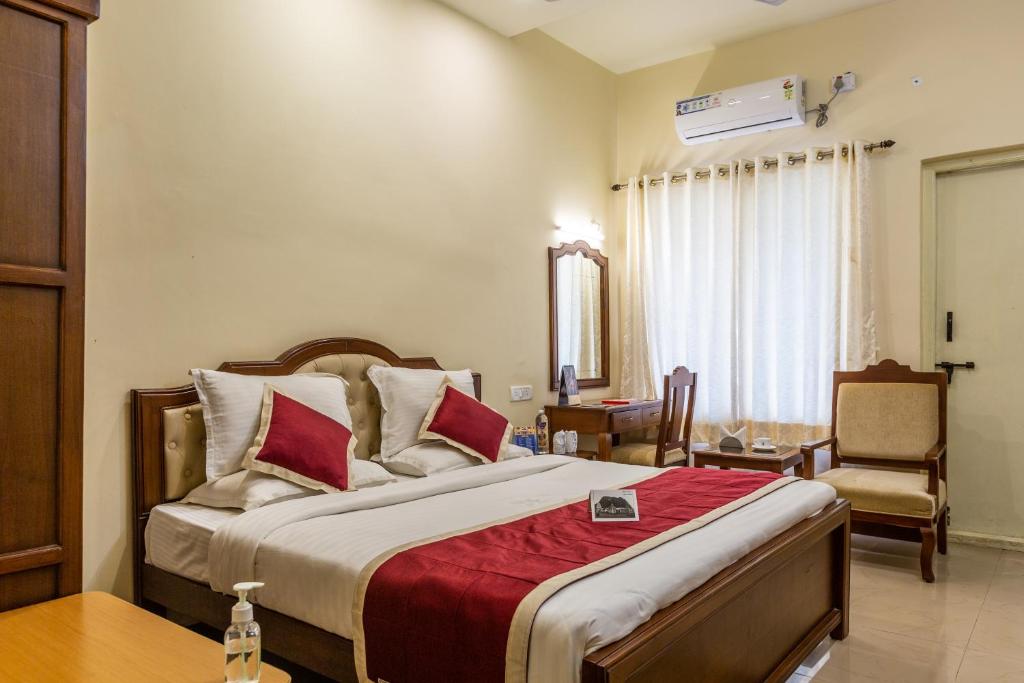Voodi või voodid majutusasutuse KSTDC Hotel Mayura Biligiri, BR Hills toas