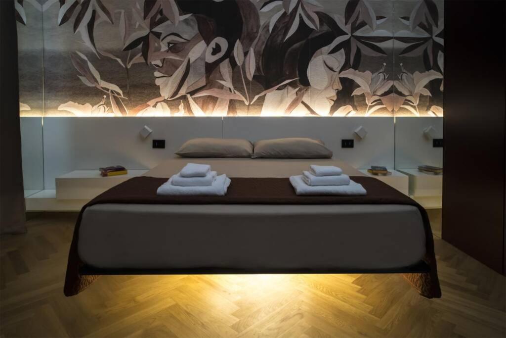 - une chambre avec un lit et 2 serviettes dans l'établissement BellaVita - Confort e Raffinatezza in Centro Città, à Catane