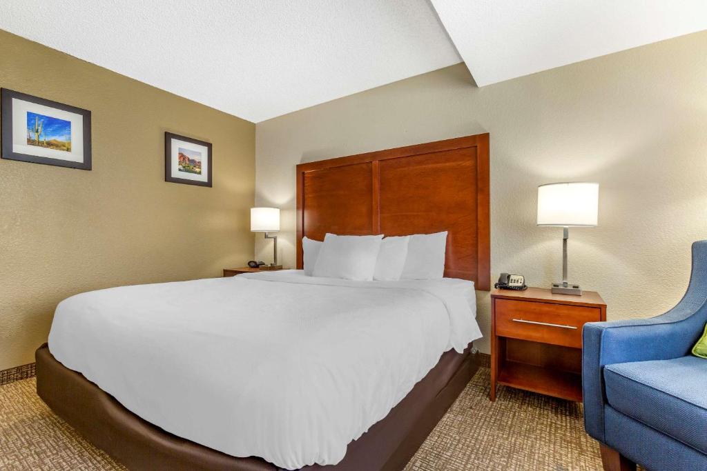 Postel nebo postele na pokoji v ubytování Comfort Inn & Suites Phoenix North - Deer Valley