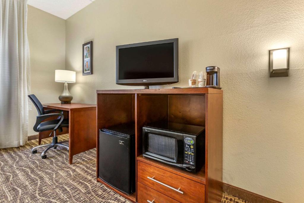 TV a/nebo společenská místnost v ubytování Comfort Inn & Suites Phoenix North - Deer Valley