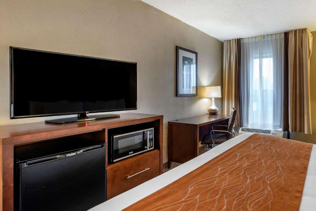 TV a/nebo společenská místnost v ubytování Comfort Inn