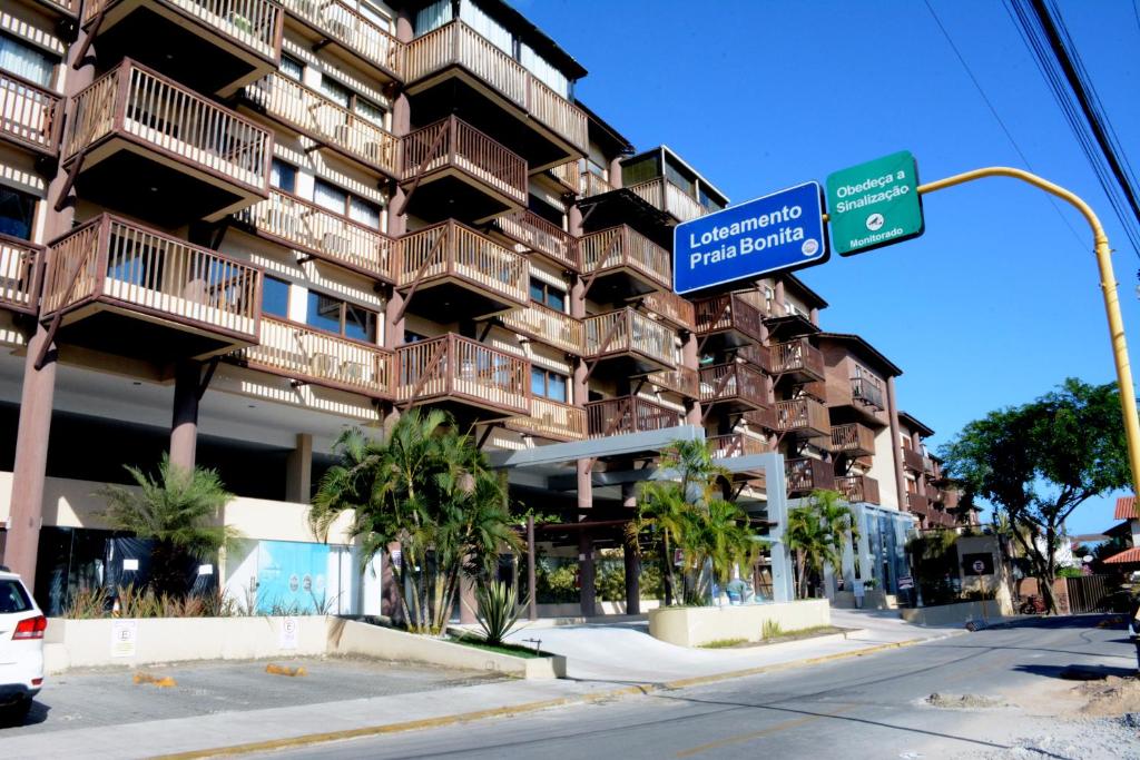 un bâtiment avec un panneau indiquant la rue devant lui dans l'établissement BARRA BALI 04 quartos Barra de São Miguel, à Barra de São Miguel