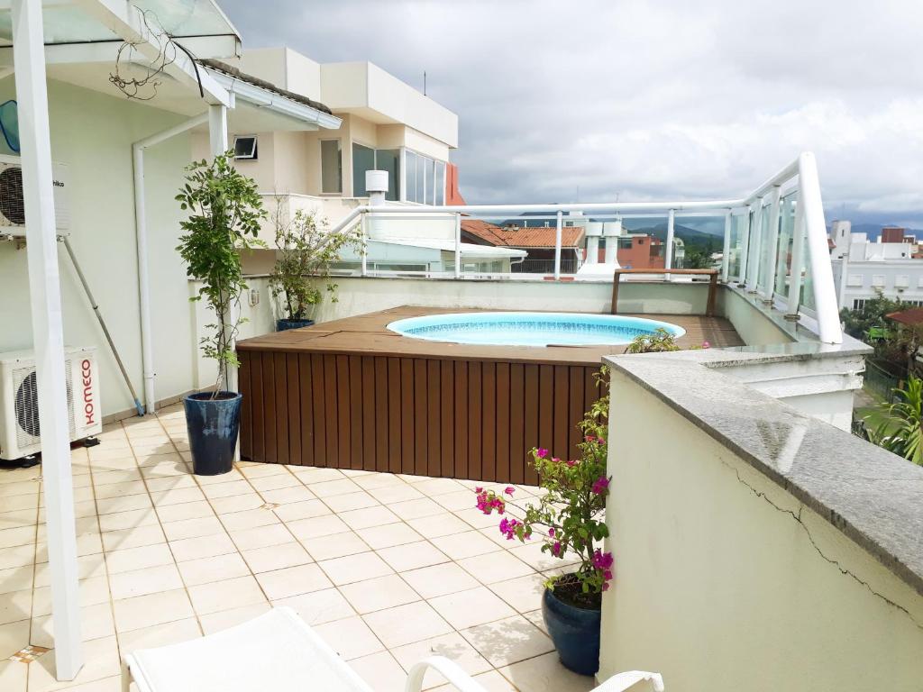  Cobertura em Canasvieiras - Vista para o Mar - 50 mtrs da Praia - Centro Canasvieiras