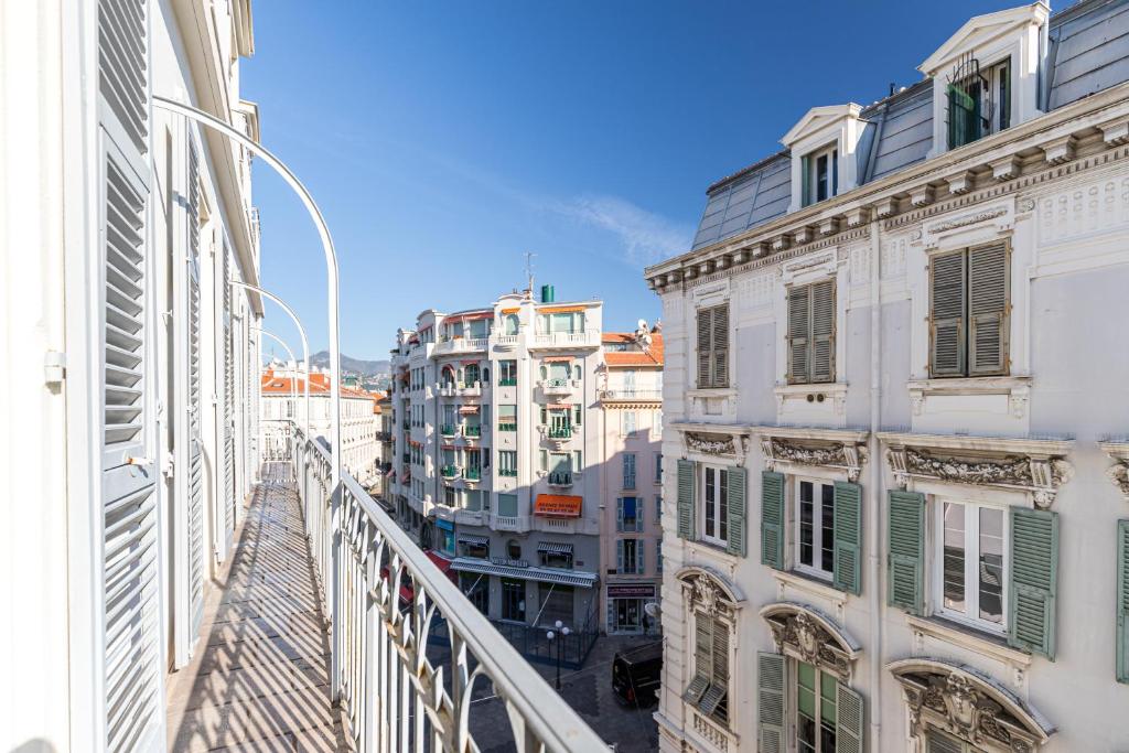 Nespecifikovaný výhled na destinaci Nice nebo výhled na město při pohledu z hotelu