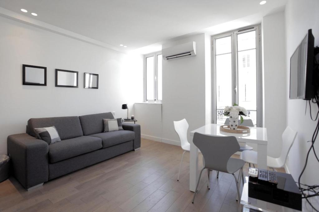 un salon avec un canapé et une table dans l'établissement C004-Cosy studio proche la Croisette et le Suquet, à Cannes