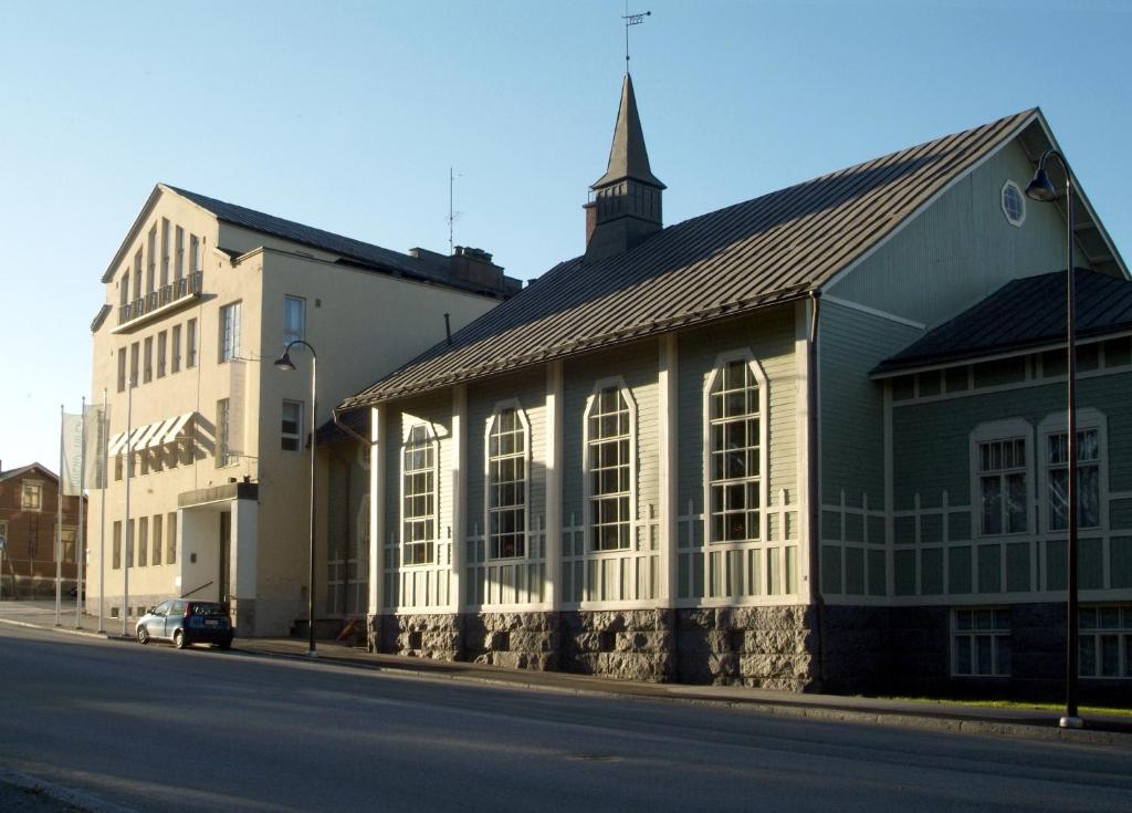 un edificio sul lato di una strada con una chiesa di Jugend Boutique Guesthome a Jakobstad (Pietarsaari)