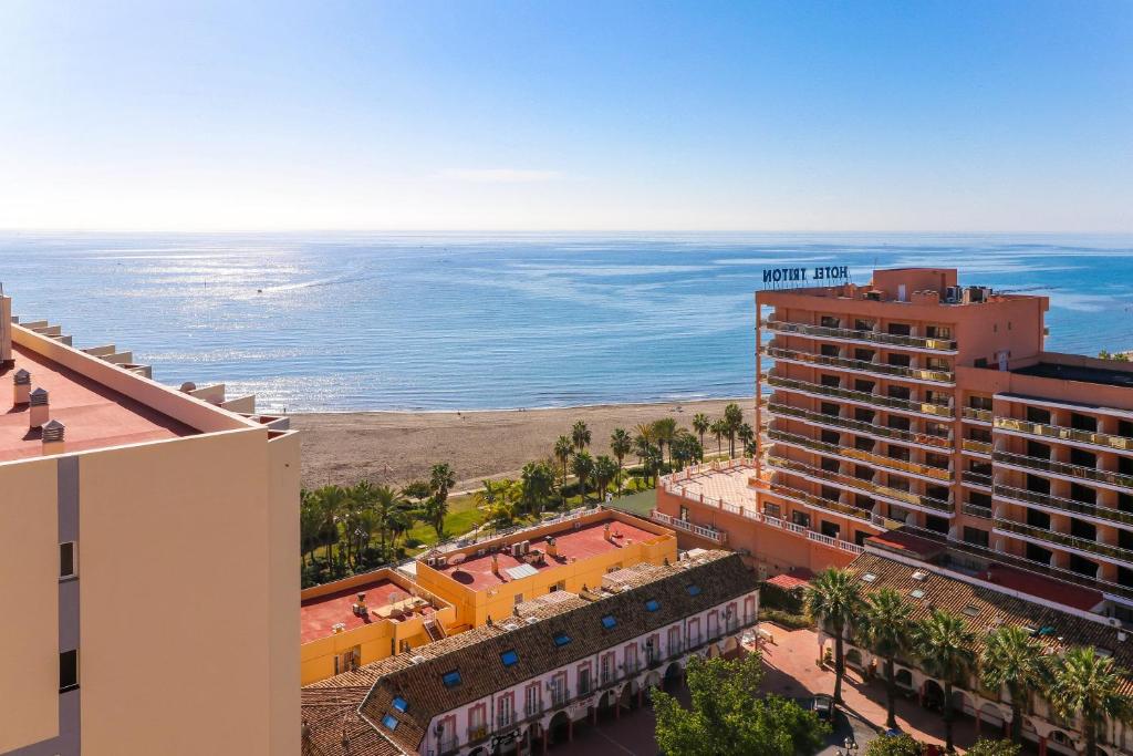 Luftblick auf ein Hotel und das Meer in der Unterkunft Edificio Diana in Benalmádena