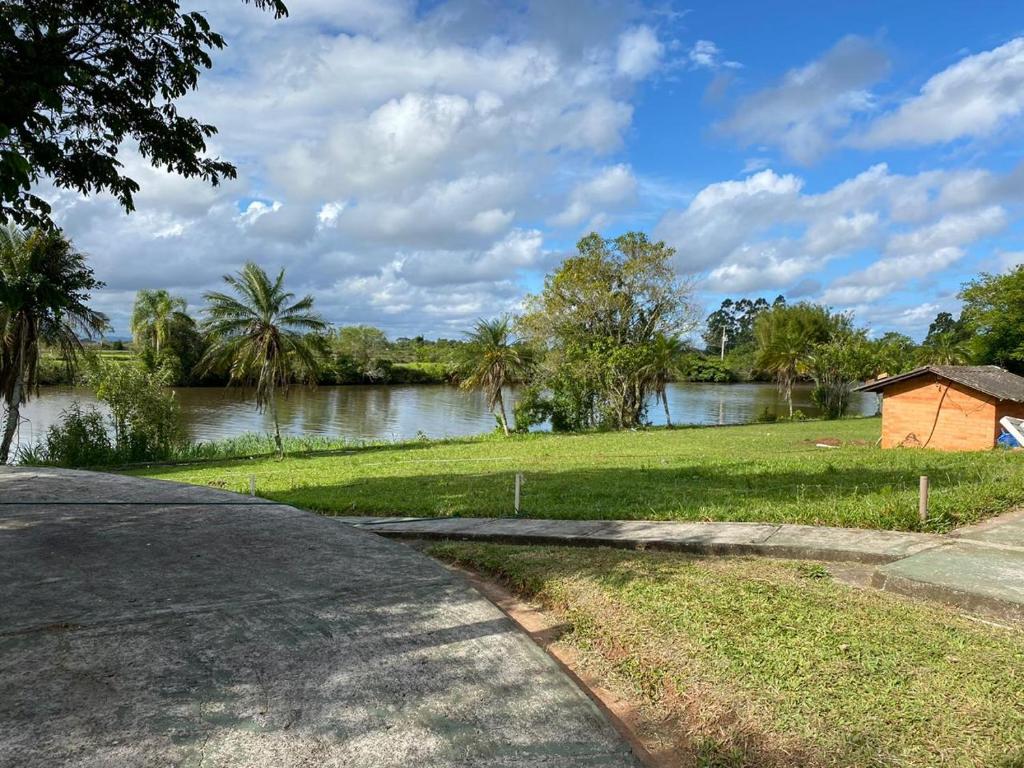  CASA COM PISCINA EM TORRES beira do rio