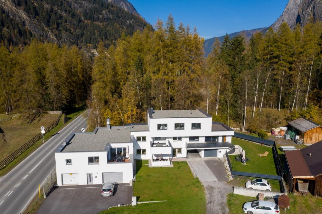 een luchtzicht op een wit huis in de bergen bij Lindes Appartement in Umhausen