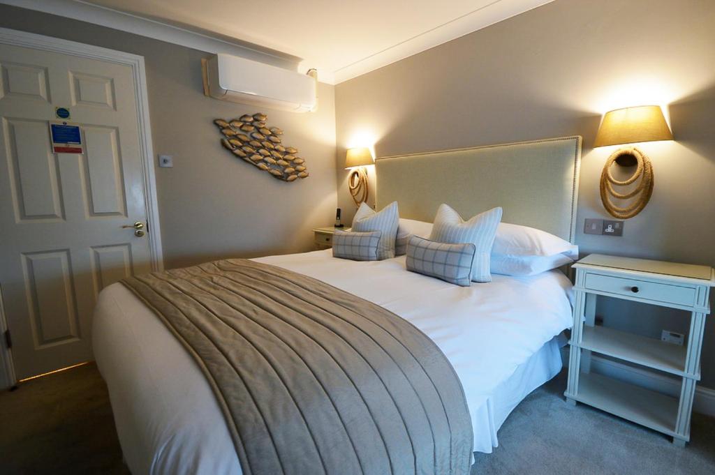 Pebble Beach Seaview Restaurant & Rooms - 
