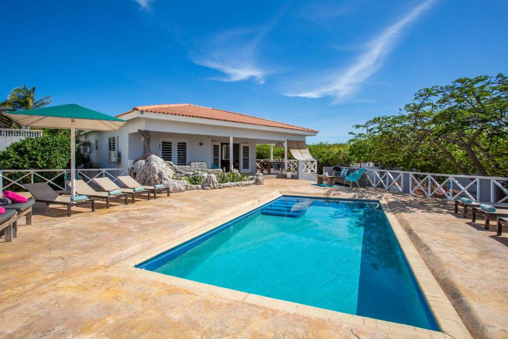 A piscina localizada em Villa Caiquetio ou nos arredores