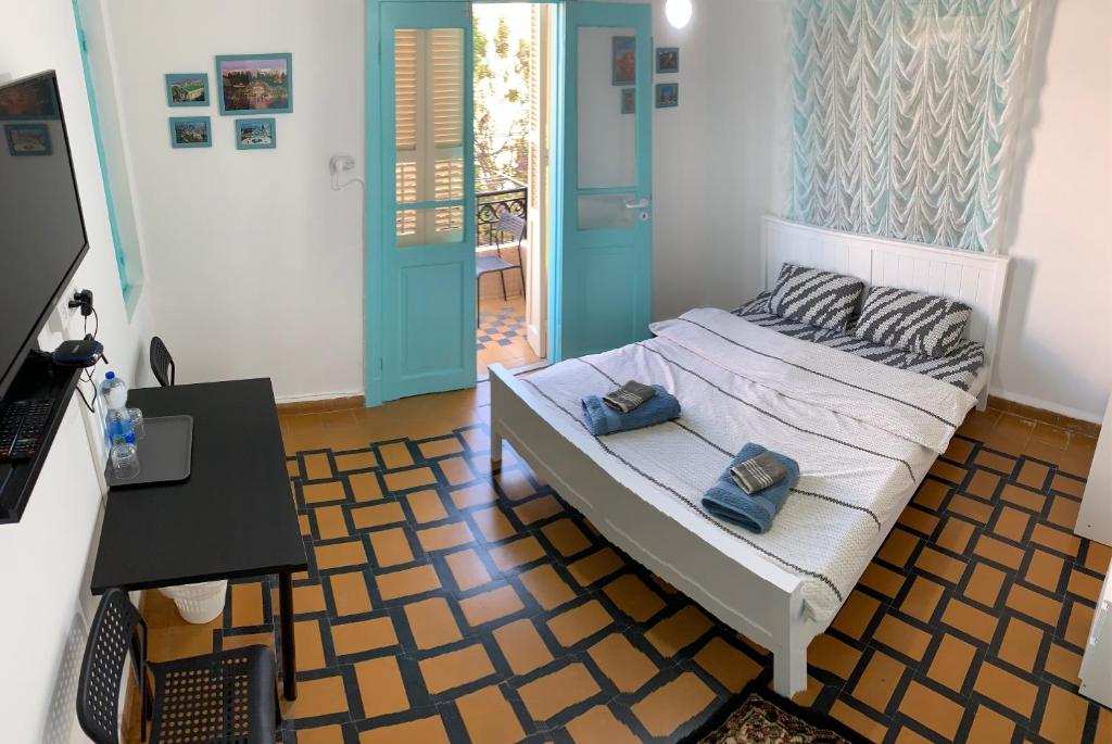 um quarto com uma cama com duas almofadas em Apartments COMFY - for a quiet family holiday em Haifa