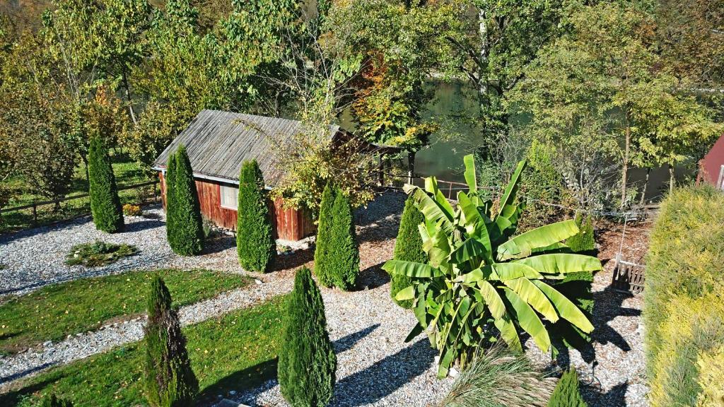 - une vue aérienne sur un jardin avec des arbres et une maison dans l'établissement Kucerak na Drini, à Bajina Bašta