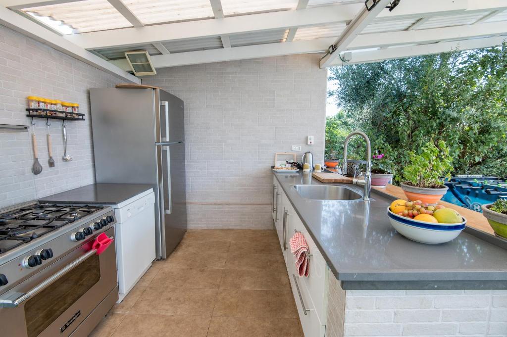 Kuchyň nebo kuchyňský kout v ubytování Helios Luxury Suites