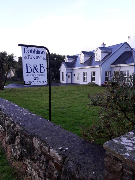 een bord in een tuin voor een huis bij Dubhlinn House in Doolin