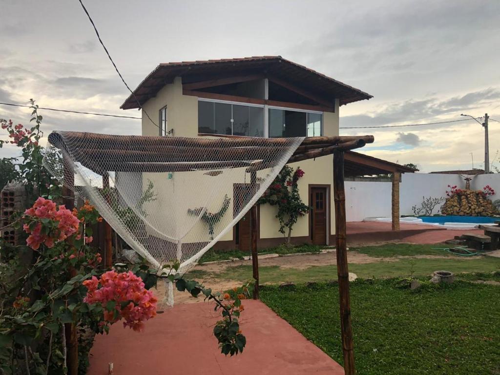 ein Haus mit einem Netz davor in der Unterkunft Paraiso dos Reis in Itaqui