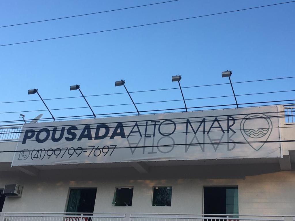 a sign on the side of a building with graffiti at Pousada Alto Mar in Matinhos
