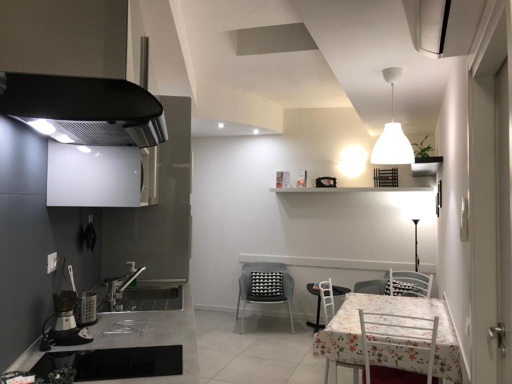 A kitchen or kitchenette at Appartamenti Borghetto San Donato 105