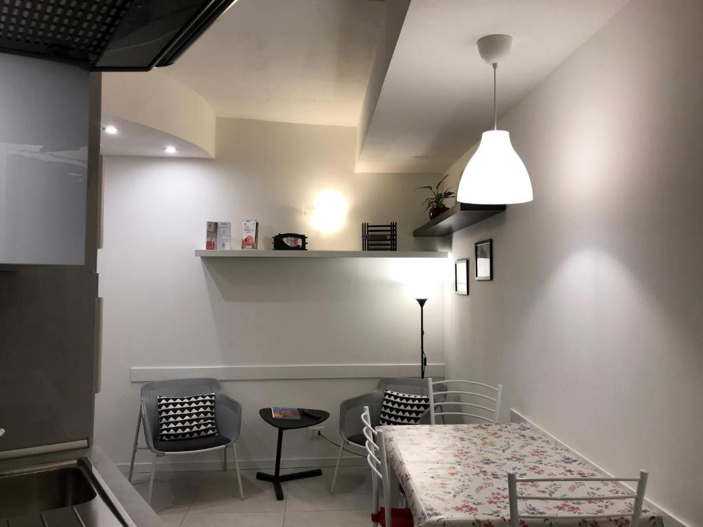 A kitchen or kitchenette at Appartamenti Borghetto San Donato 105