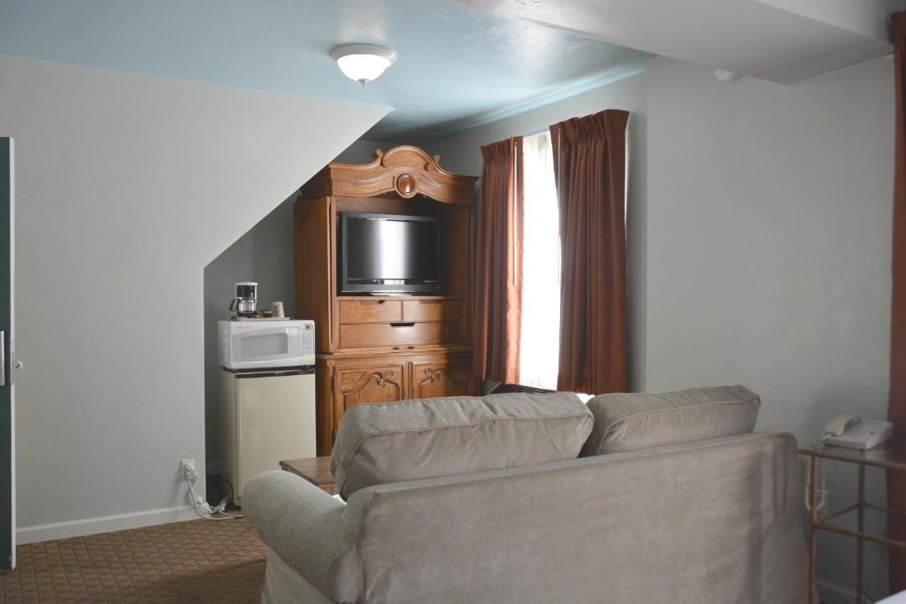 Oasis Inn and Suites - 