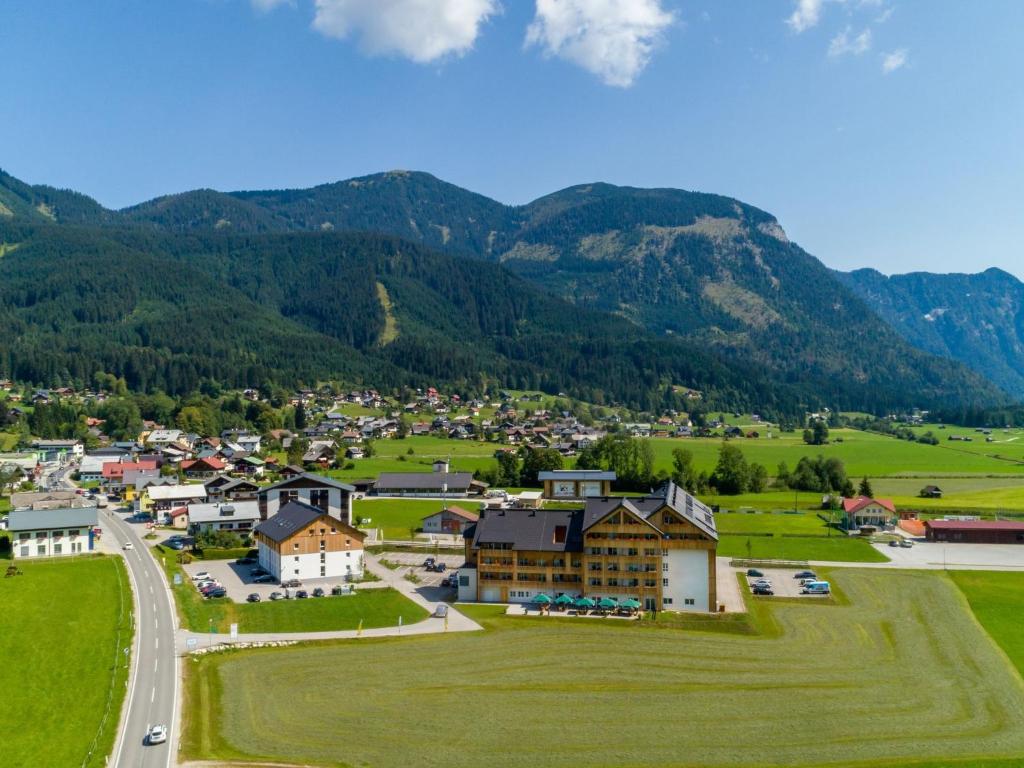 ゴーザウにあるSpacious Apartment in Gosau with shared Saunaの山の小さな町の空中風景