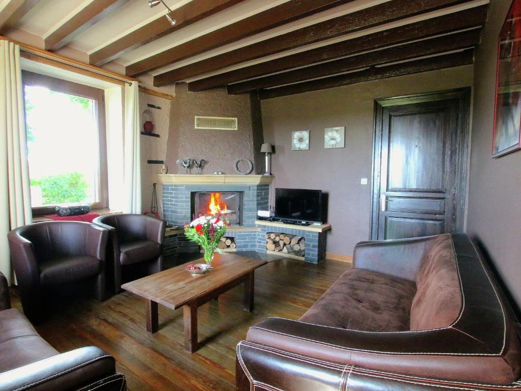 uma sala de estar com um sofá e uma lareira em Modern Holiday Home in Neufch teau with Terrace em Neufchâteau